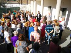 Marcos Lera explica el funcionamiento de la visita a los asistentes congregados en el patio.
