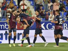 Los jugadores del Huesca celebran el tanto de Juan Carlos, que dio la victoria en el último partido contra el Málaga.