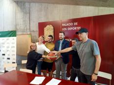 Antonio Orús, presidente del Huesca La Magia, este miércoles en la firma del convenio con los representantes de las peñas.
