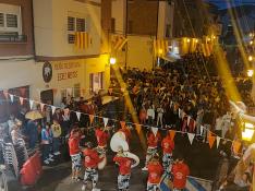 Muchos vecinos acudieron al lanzamiento del cohete como inicio de las fiestas del barrio de Puente sardas de Sabiñánigo que amenizó la charanga Pintakoda puente sardas fiestas