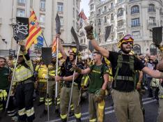 Sección de bomberos aragoneses ayer durante la protesta en las calles de la capital.