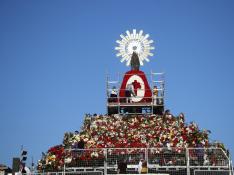 La imagen de la Virgen corona una estructura metálica de seis niveles y una altura de 15,5 metros