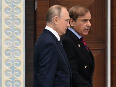 putin El presidente ruso, Vladimir Putin junto al primer ministro pakistaní, Shehbaz Sharif en la cumbre de la CICA en Astana, Kazajistán.