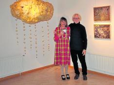 Teresa Abad y Thomas Paul Hänisch, junto a algunas de sus obras expuestas en Jaca.