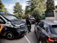 Agentes de Policía este miércoles frente a la sede de la embajada de Ucrania en España.