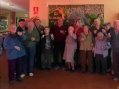 Residentes y personal de la Residencia La Solana vota para que Aínsa sea el pueblo que más brilla de España.