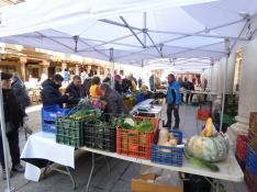 Asistentes el pasado sábado al Mercado de Frutas y de Hortalizas de Barbastro.