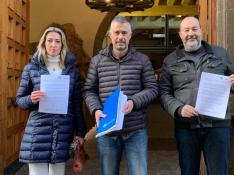 Cristina Muñoz, Carlos Serrano y Daniel Ventura, a las puertas del Ayuntamiento de Jaca, con las firmas recogidas.