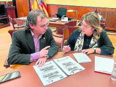 serrano plataforma Raúl Rivarés, representante de la plataforma, y la delegada de Gobierno en Aragón, Rosa Serrano, reunidos.