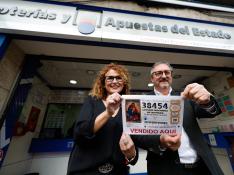sorteo 2022 navidad Los propietarios de la administración 'Lotería del Rosario' posan con una réplica del número 38454, uno de los quintos premios