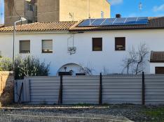 Casa con placas fotovoltaicas