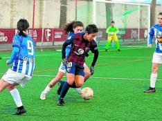 futbol femenino foto Akane conduce la pelota en posición de ataque durante el partido de ayer en San Jorge.