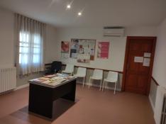 Instalaciones de la sala de espera del consultorio médico en Casbas de Huesca.