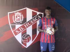 Samuel Obeng posa vestido de azulgrana con el escudo de la SD Huesca.