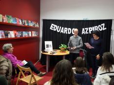 Eduardo Azpíroz en la Biblioteca Durán Gudiol, donde presentó su novela 'El caballo rojo'.