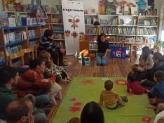 fomento lectura Soraya Herráez en el encuentro con niños y padres en la biblioteca infantil Gianni Rodari, de Fraga.
