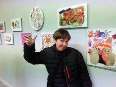 Una de las 16 artistas, Carmen Bonacho, junto a sus obras, en la sala del Centro Cultural Manuel Benito Moliner donde se exhibe la exposición 'Bordado sobre lienzo'.