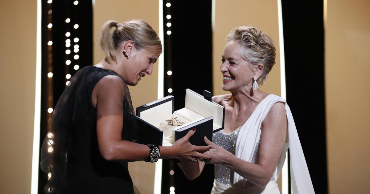 Julia Ducournau recibe la Palma de Oro en Cannes por la ...