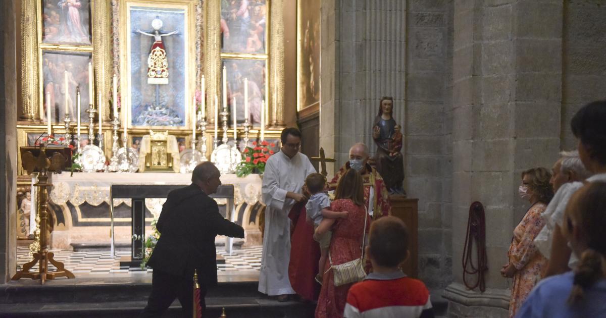 Presentación de niños y niñas al Santo Cristo de los Milagros Presentación de niños y niñas al Santo Cristo de los Milagros
