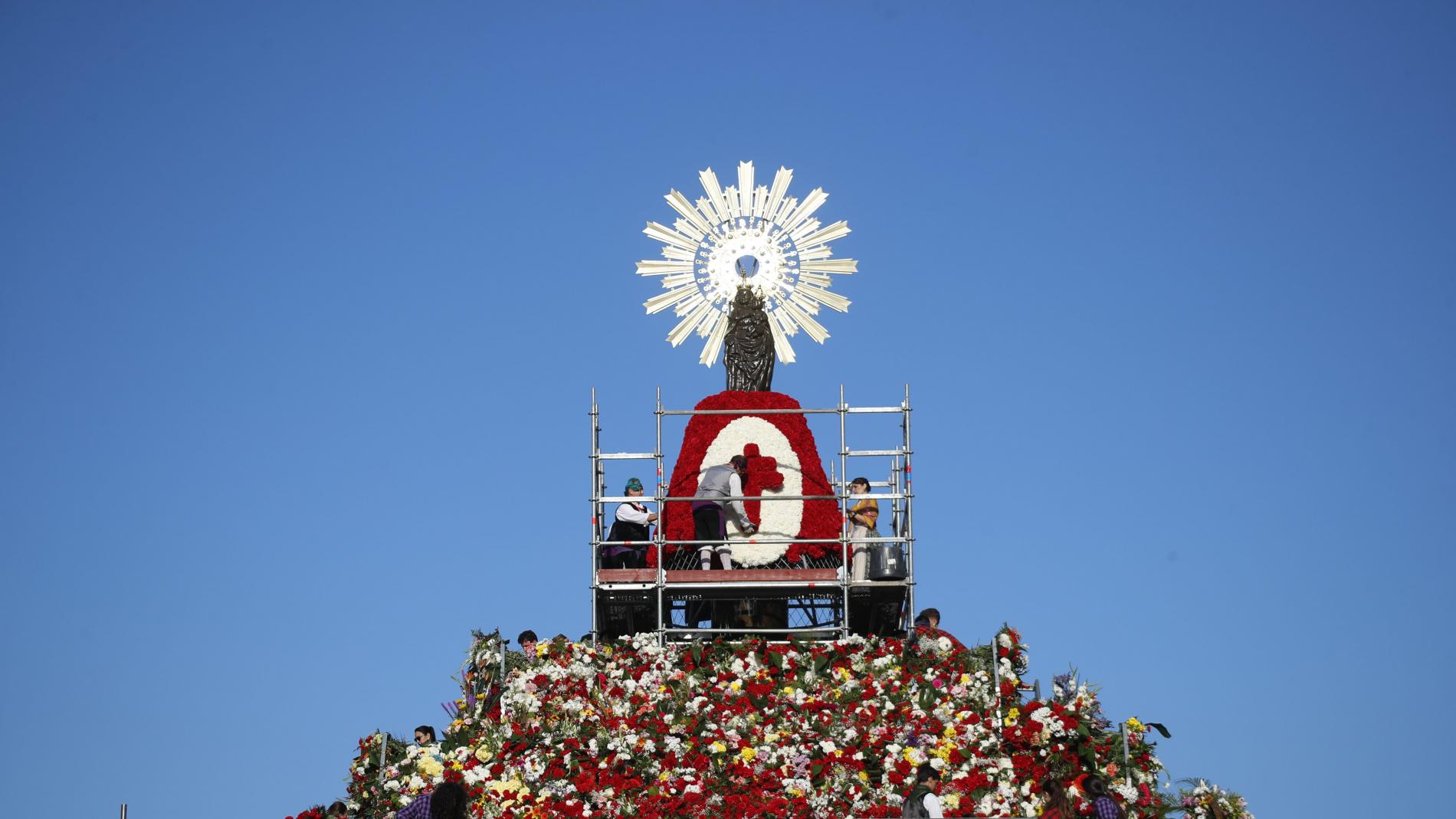 La ofrenda de flores envuelve a la Virgen del Pilar de color y cariño masivo