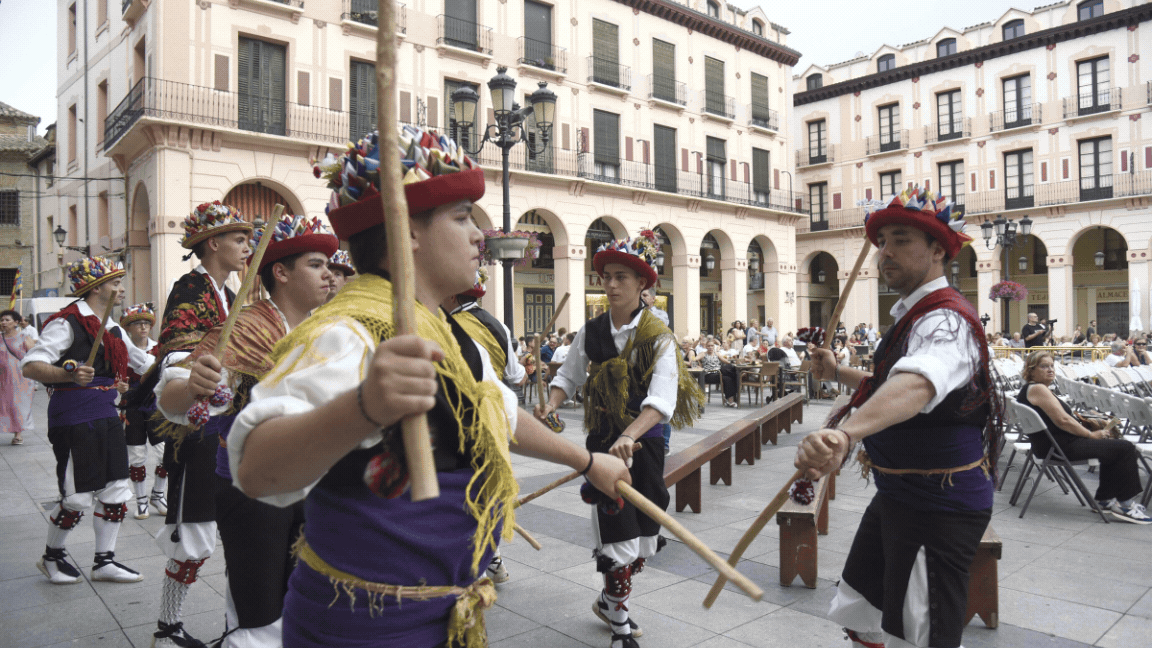 El Festival Castillo de Montearagón estrecha los lazos del folclore